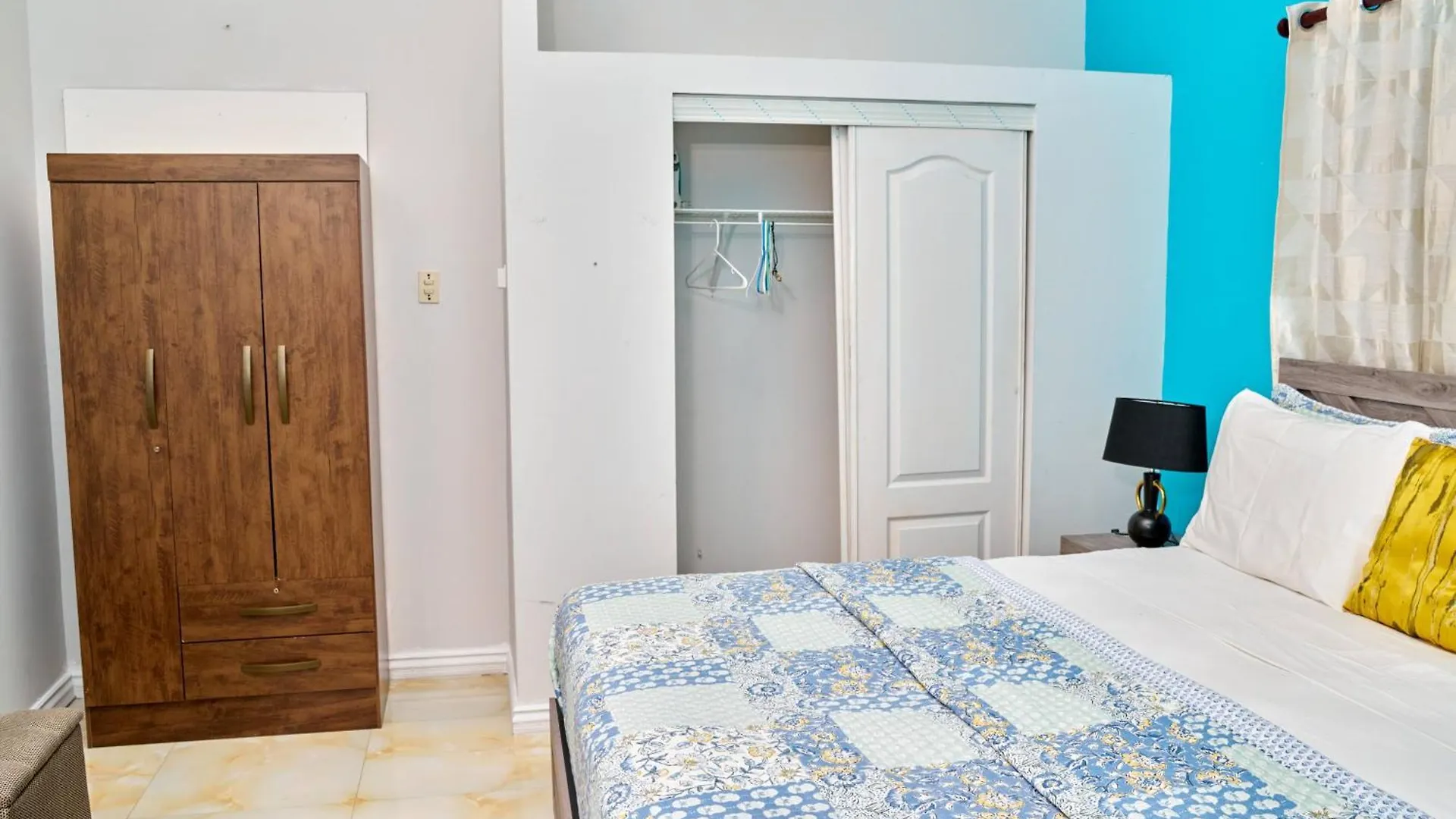 Guest house Bondi'S Getaway Hotel Portmore