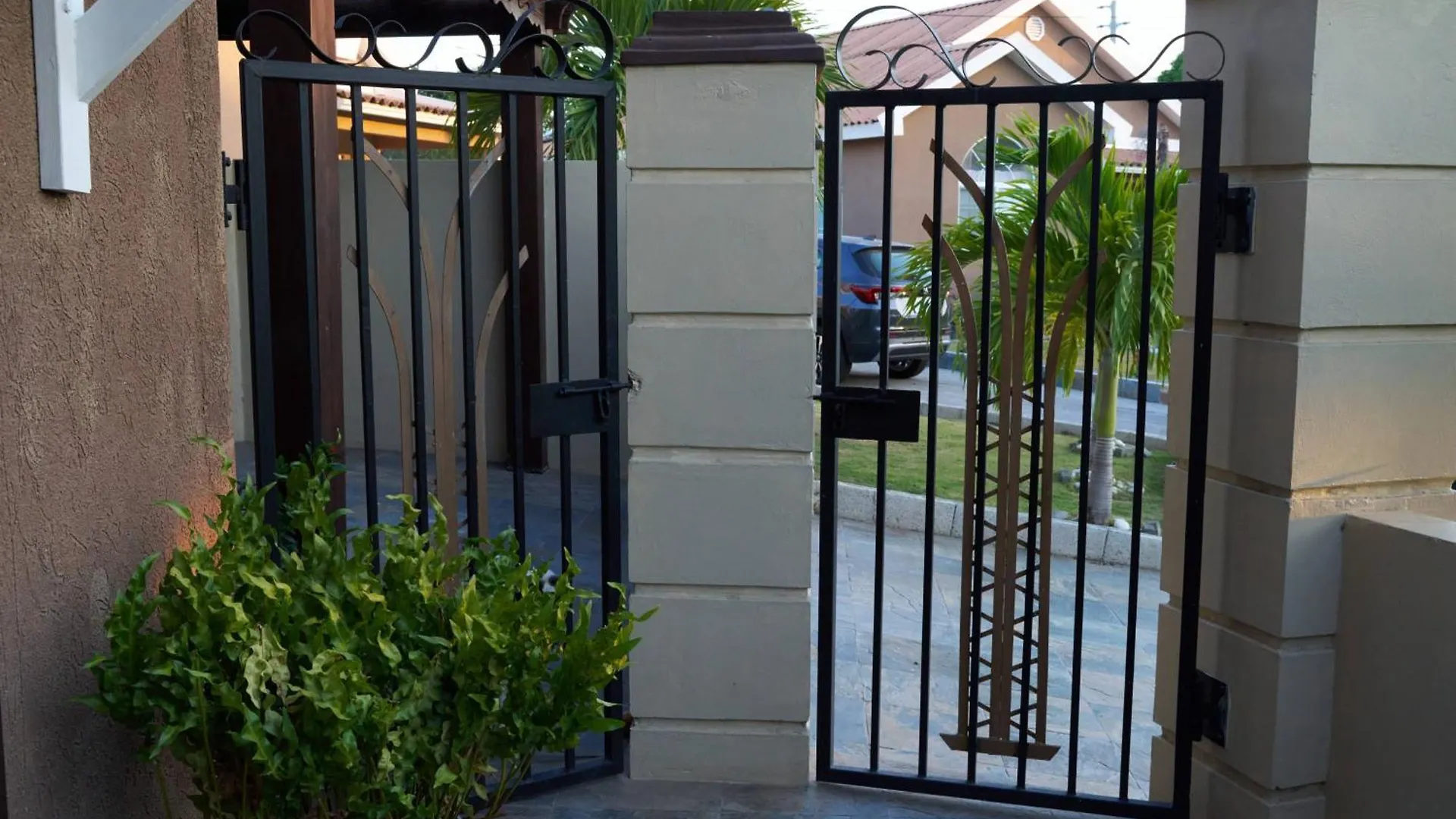 Bondi'S Getaway Hotel Portmore