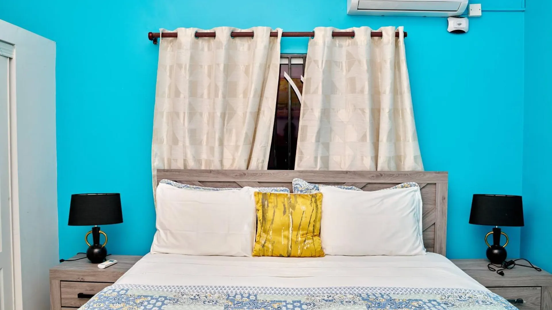Bondi'S Getaway Hotel Portmore Guest house